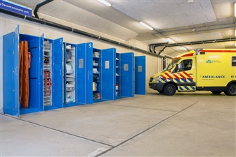 Armoires-medicales-modulaires-Metal-line-dans-une-salle-d-ambulances-2