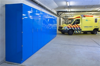 Armoires-medicales-modulaires-Metal-line-dans-une-salle-d-ambulances