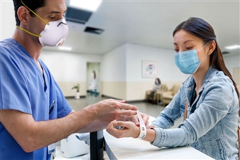 admission-par-linfirmier-le-patient-reçoit-un-bracelet-de-limprimante-zd510