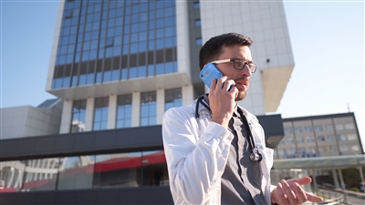 application-soins-de-santé-hc25-hc55-médecin-au-téléphone-extérieur