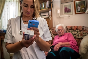 application-soins-de-santé-hc25-soins-à-domicile-lecture-étiquette-médicaments-avec-caméra