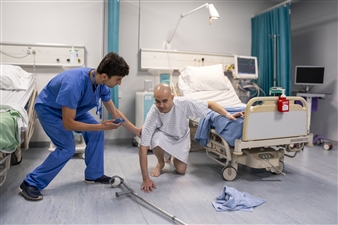 application-soins-de-santé-hc50-hc20-infirmier-appuie-sur-bouton-dalarme-rouge-en-cas-durgence