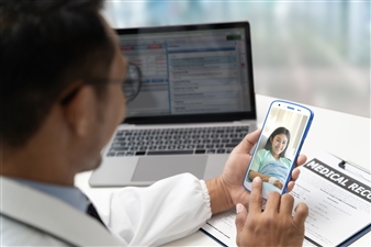 application-soins-de-santé-hc55-médecin-parle-avec-patient-à-lhôpital