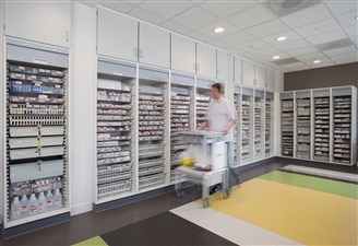 armoires-a-medicaments-dans-la-pharmacie-beatrixoord-pour-la-distribution-des-medicaments
