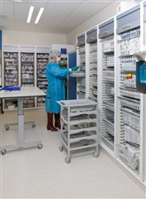 armoires-a-medicaments-dans-une-pharmacie-satellite-umcg