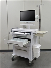 avec-tiroirs-a-medicaments-speciaux---clavier-et-souris---scanner-de-codes-barres-a-cote-de-l-ecran