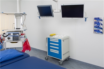 chariot-a-tiroirs-avec-tiroirs-bleus-dans-une-salle-d-examen