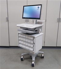 chariot-informatique-avec-une-cassette-a-medicaments