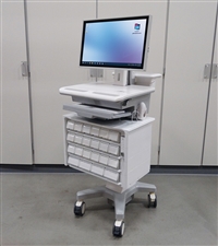 chariot-informatique-avec-une-cassette-a-medicaments