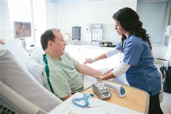 ds8100hc-patient-chevet-prise-de-sang