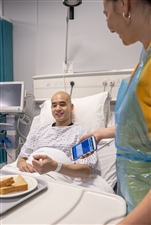 hc-20-lecture-de-bracelet-de-patient-pour-confirmer-le-bon-repas