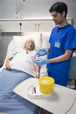hc20-chevet-patient-lecture-tuyaux-avec-sang-mode-portrait