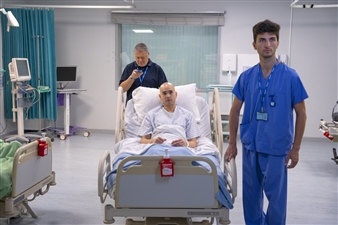 hc20-soignant-pousse-lit-de-patient
