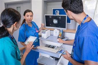 hc50-hc20-couloir-médecin-infirmiers-consultent-outil-de-planning-du-personnel