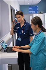 hc50-hc20-tablette-clavier-médecin-saisit-informations-du-patient-infirmier-au-téléphone