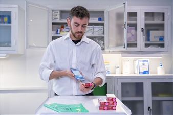 hc50-pharmacien-scanne-étiquette-de-médicaments