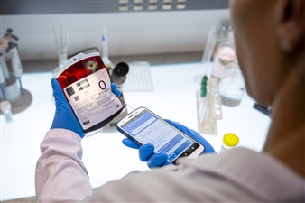 hc50-technicien-de-laboratoire-scanne-poche-de-sang-gros-plan