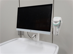 scanner-de-code-barres-de-datalogic-a-cote-de-l-ecran-chariot-synthetique
