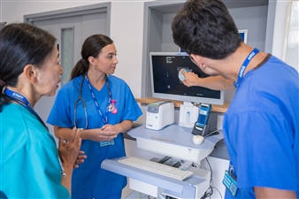 zd510-hc50-station-connect-allée-médecin-infirmière-consultant-dossier-de-patient-1